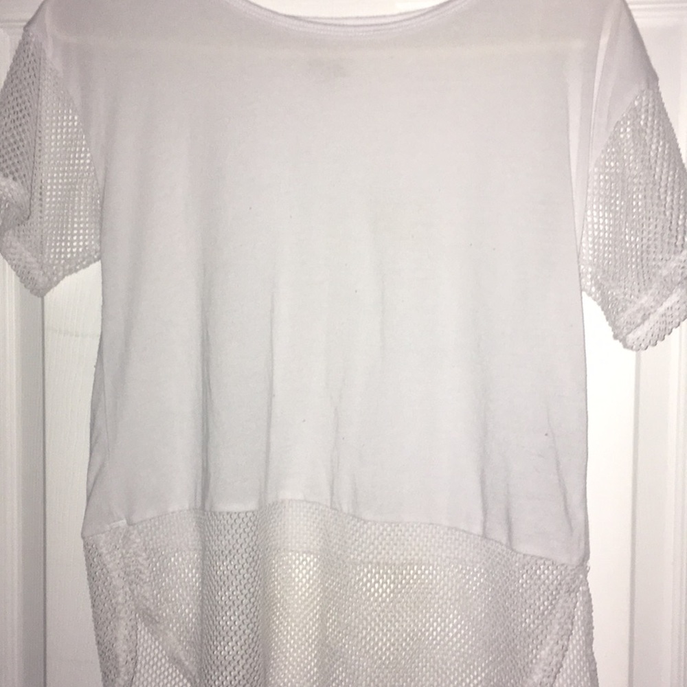 I am selling this white shirt